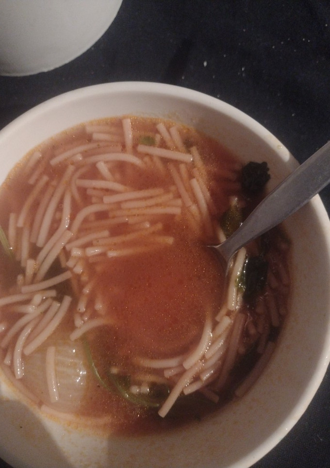 Una foto de Sopa de fideos con jitomate natural y cilantro muy rica