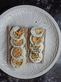 Una foto de Huevo duro especiado con tostadas de trigo sarraceno