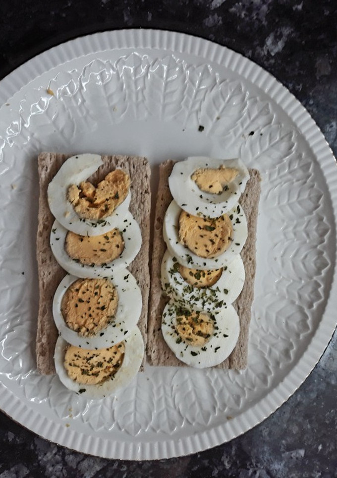 Una foto de Huevo duro especiado con tostadas de trigo sarraceno