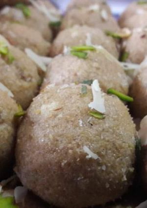 गोन्द लड्डू (gond ladoo recipe in Hindi) रेसिपी मुख्य फोटो