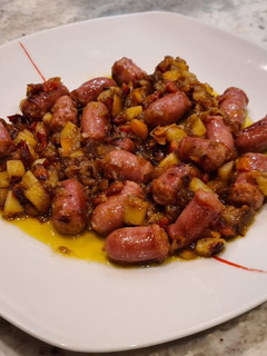 Una foto de Salchichas frescas con patatas y pimientos