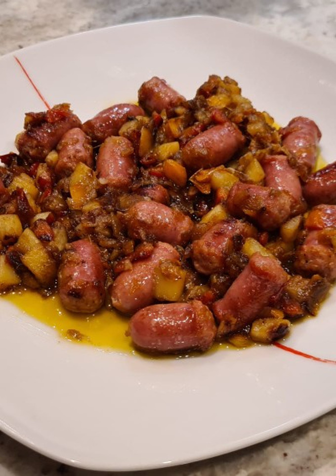 Una foto de Salchichas frescas con patatas y pimientos
