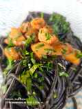 Espaguetis negros al aroma del curry hindú