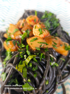 Una foto de Espaguetis negros al aroma del curry hindú