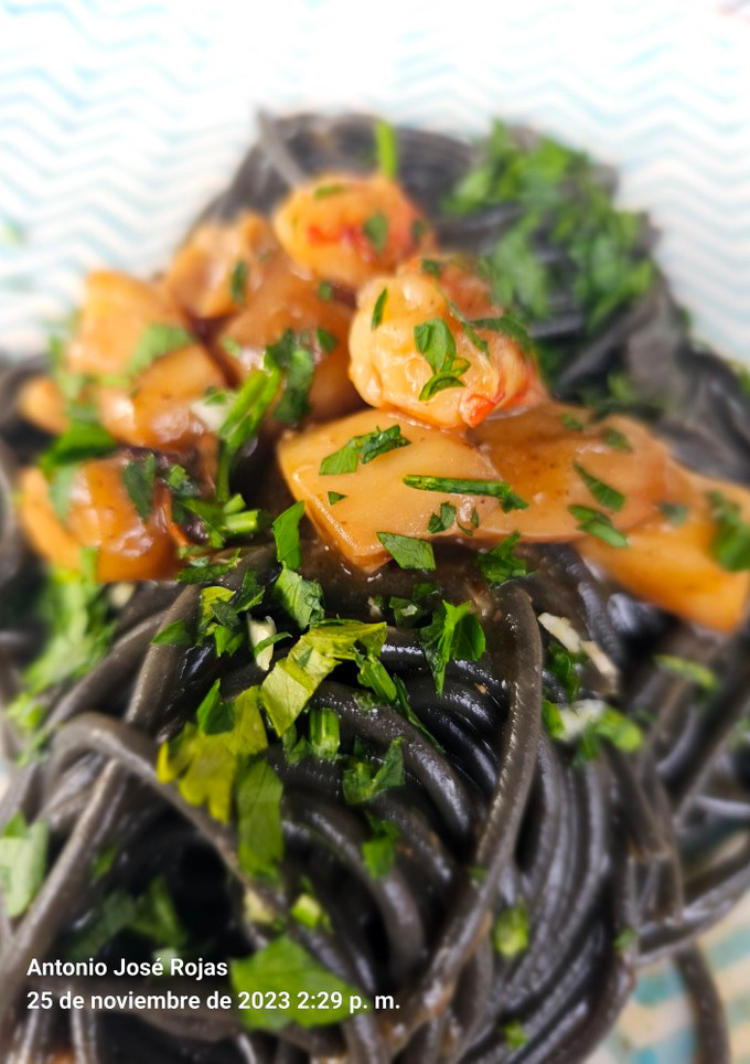 Una foto de Espaguetis negros al aroma del curry hindú