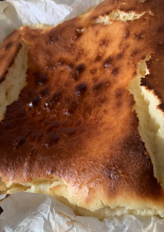 Una foto de Tarta de queso de la Viña con parmesano