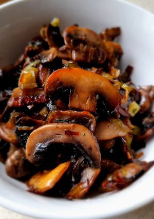 Kakukkfüves-fokhagymás pirított gomba recept fotója