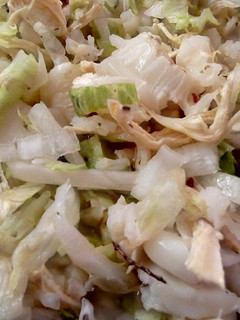 Una foto de Pozole blanco de pollo (con maíz precocido)