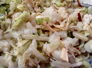 Una foto de Pozole blanco de pollo (con maíz precocido)