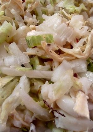 Una foto de Pozole blanco de pollo (con maíz precocido)