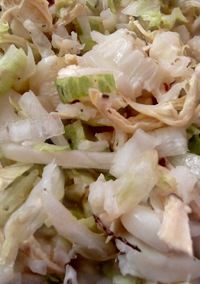 Una foto de Pozole blanco de pollo (con maíz precocido)