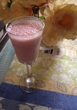 A picture of Banana and Strawberry Shake.