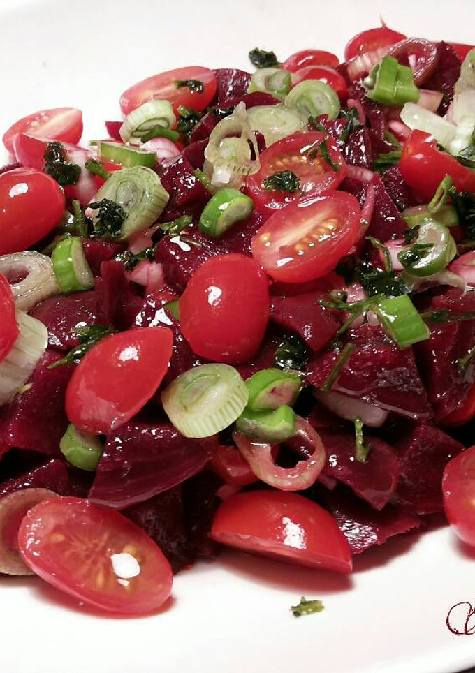 Una foto de Ensalada de remolacha y cebolleta fresca