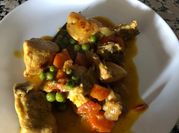 Una foto de pechugas de pollo con arvejas
