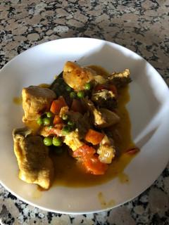 Una foto de Pollo con verduras y naranja