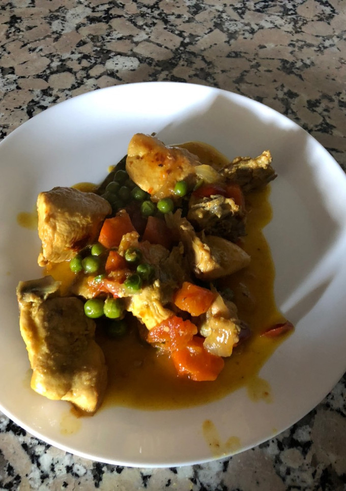 Una foto de Pollo con verduras y naranja