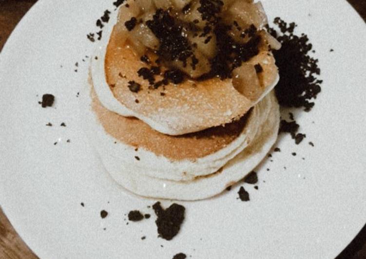Fluffy Japanesse Pancake with Oreo Crumbs & Caramelised Apple