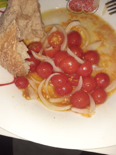 Una foto de Ensalada de tomates cherry