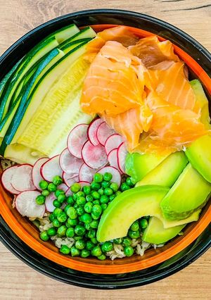 Foto di Bowl con riso e salmone