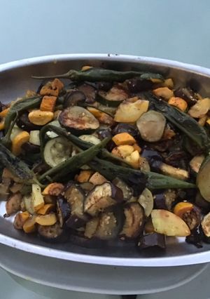 Une photo de Courgettes et aubergines au soja et sésame (avec piments verts grillés)