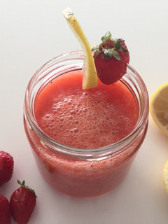 Una foto de Limonada con fresas y manzana