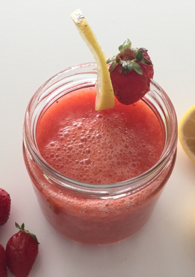 Una foto de Limonada con fresas y manzana