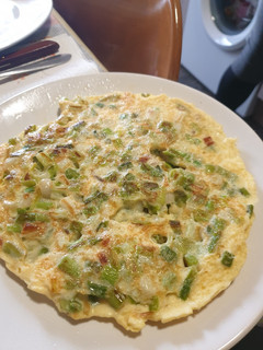 Una foto de Tortilla francesa con ajos tiernos