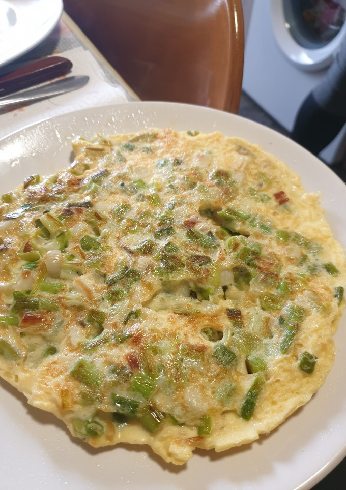 Una foto de Tortilla francesa con ajos tiernos
