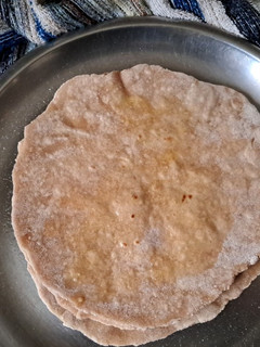 A picture of Sago flour and wheat flour Roti.