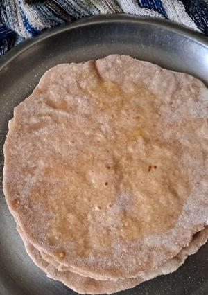 A picture of Sago flour and wheat flour Roti.