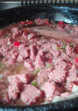Una foto de Verduras y carne con fideos tirabuzón