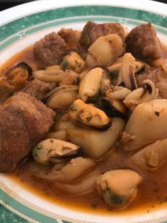 Una foto de Atún en salsa con trozos de sepia y mejillones