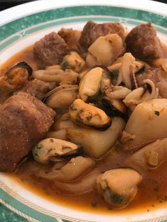 Una foto de Atún en salsa con trozos de sepia y mejillones