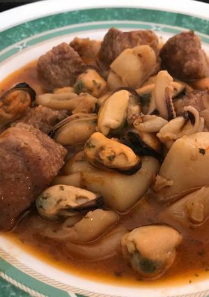 Una foto de Atún en salsa con trozos de sepia y mejillones