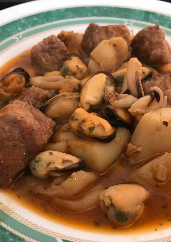 Una foto de Atún en salsa con trozos de sepia y mejillones