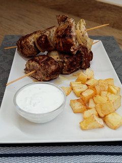 Una foto de Souvlaki de solomillo de cerdo con salsa griega tzatziki