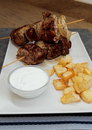 Una foto de Souvlaki de solomillo de cerdo con salsa griega tzatziki