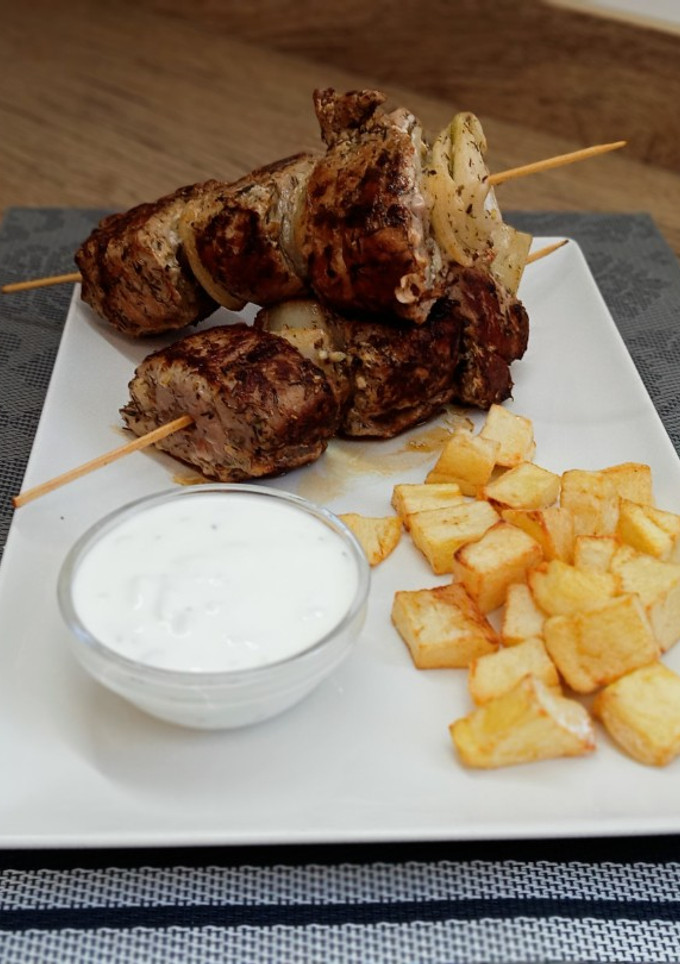 Una foto de Souvlaki de solomillo de cerdo con salsa griega tzatziki
