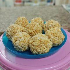 A picture of Murmura chikki or laddu.