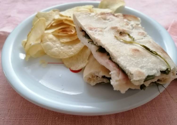 Focaccia in padella con prosciutto cotto e rucola