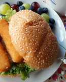 健康早餐 ~ 芒果優格醬魚柳漢堡包 + 雙色葡萄藍莓沙拉 + 香濃奶茶