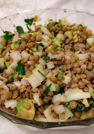 Una foto de Ensalada de lentejas con palta y cebolla