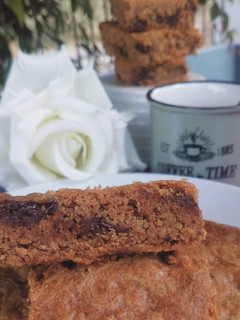 Una foto de Blondie o Brownie de canela y chocolate