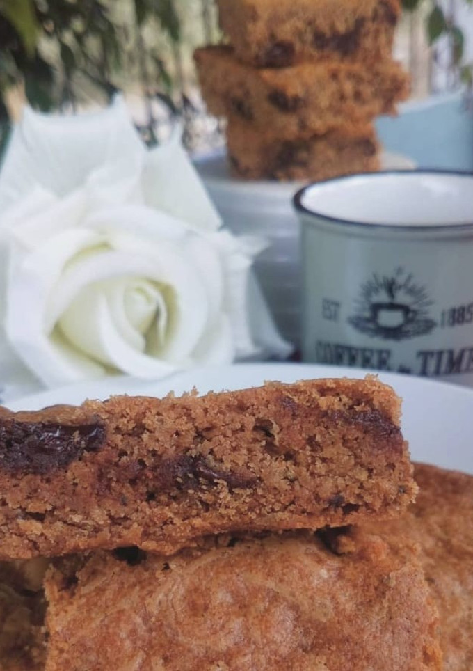 Una foto de Blondie o Brownie de canela y chocolate