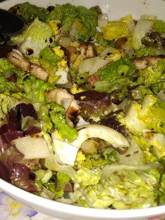 Una foto de Ensalada con pollo crujiente🥗