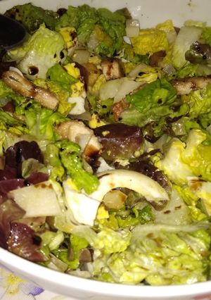 Una foto de Ensalada con pollo crujiente🥗