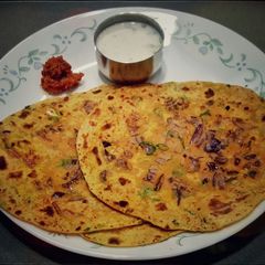 A picture of Missi roti.