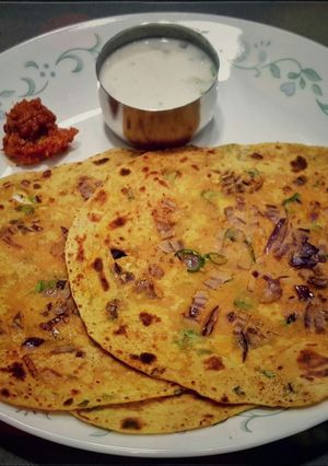 A picture of Missi roti.