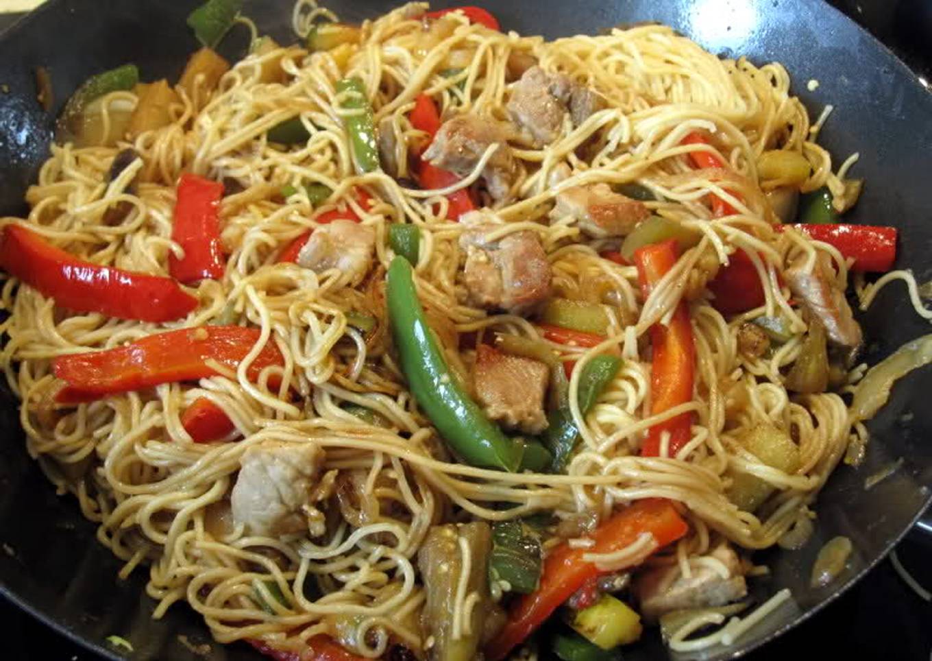 Fideos chinos con verdura y pollo