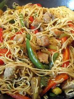Una foto de Fideos chinos con verdura y pollo